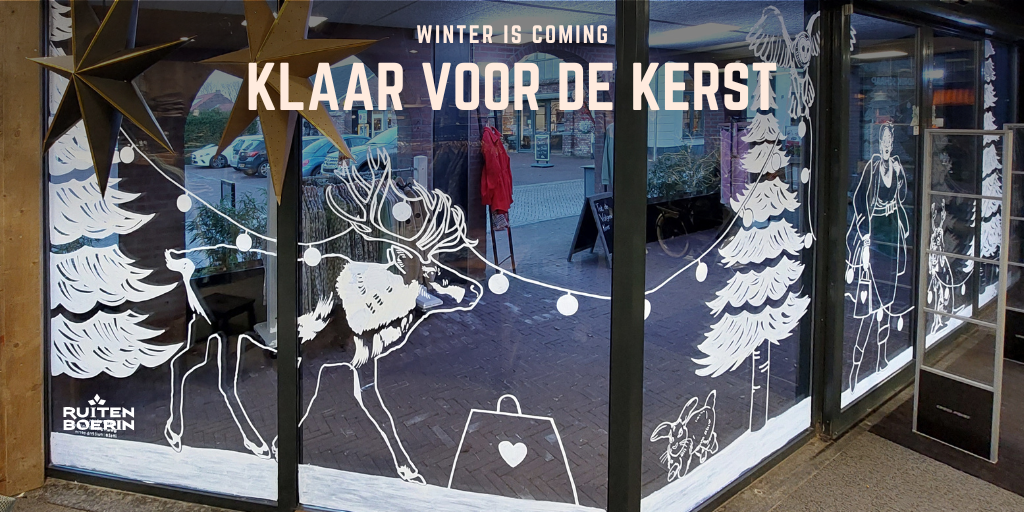 Tekst winter is coming, klaar voor de kerst. Onder de tekst is een witte raamtekening te zien met een rendier waarbij de kerstverlichting doorloopt naar een uil die deze vasthoudt met zijn pootjes, terwijl die voorbij een kerstboom vliegt.